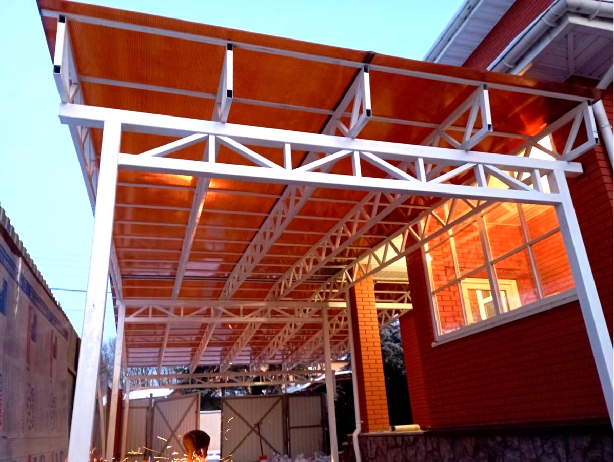 Навес для двора загородного дома Односкатный навес из сотового поликарбоната