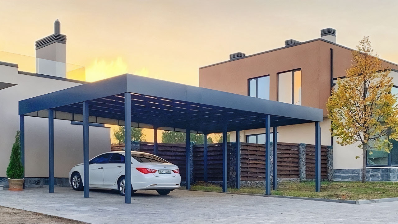 Односкатный автонавес из поликарбоната в стиле хай-тек для автомобиля с закрытыми боковинами